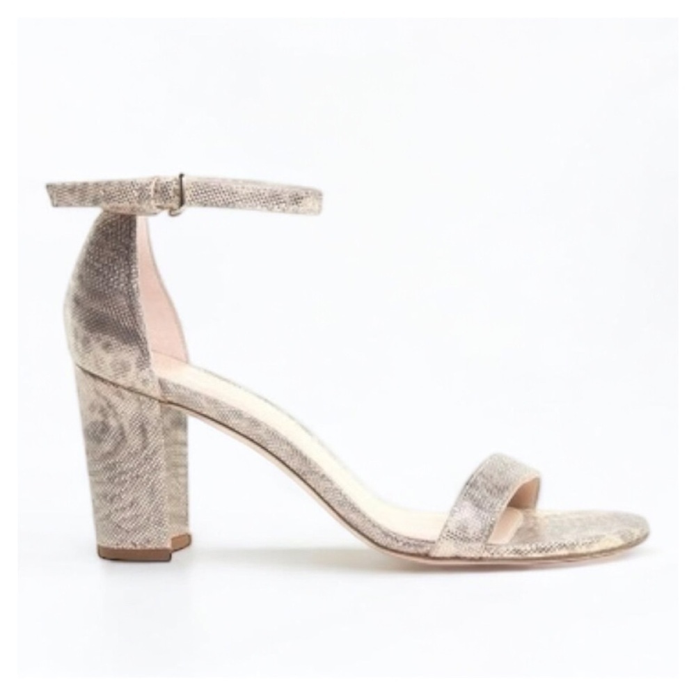 STUART WEITZMAN • Nearlynude Textured-Lamé Sandals In Oro - Picture 2 of 15